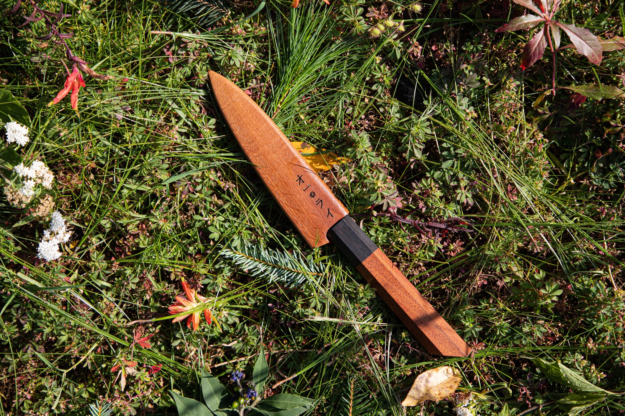 CUCHILLO MONDADOR ACERO AL CARBONO MARTILLADO - COLECCIÓN CARBONO