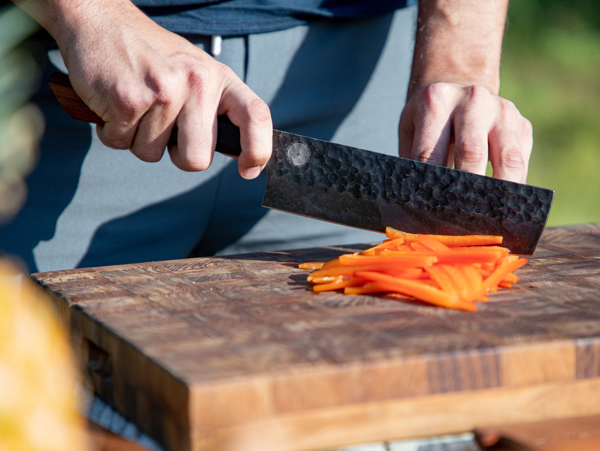 CUCHILLO NAKIRI ACERO AL CARBONO MARTILLADO - COLECCIÓN CARBONO
