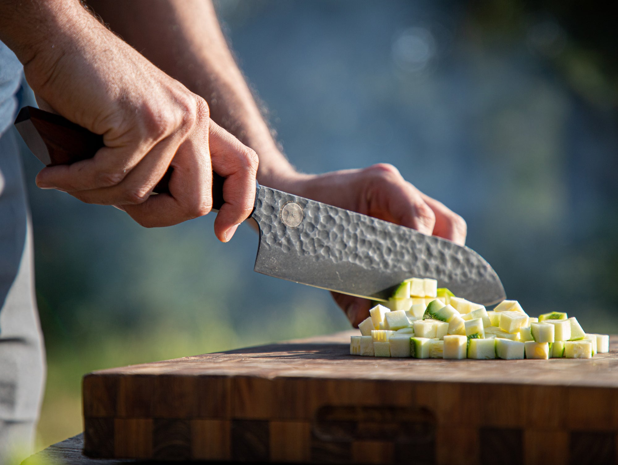 CUCHILLO SANTOKU ACERO AL CARBONO MARTILLADO - COLECCIÓN CARBONO